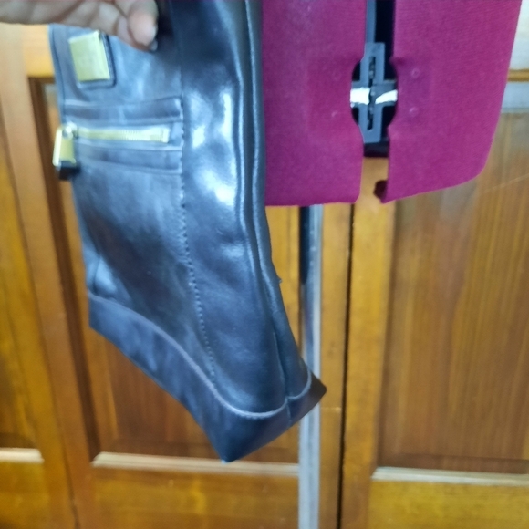 Tignanello black genuine leather flat pocket crossbody purse - Picture 9 of 14